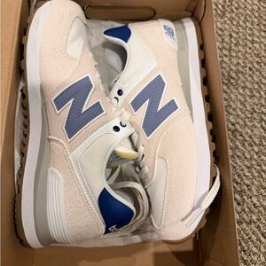 New Balance Beige and Violet Blue Classics Women’s Sneakers (8.5) Like New